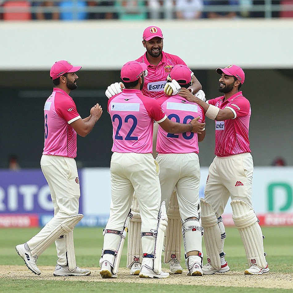 হোবার্টের প্রথম সকাল: হ্যারি হুকস্ট্রারের পাঁচ উইকেটের নিচে যে স্তরটা চাপা পড়ে আছে